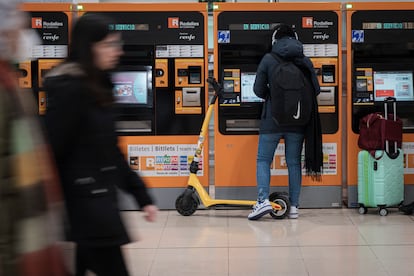 Un usuario de patinete eléctrico ante las taquillas de la estación de Sants de Barcelona, la semana pasada.