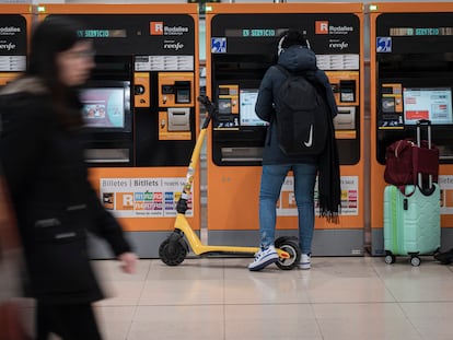 Un usuario de patinete eléctrico ante las taquillas de la estación de Sants de Barcelona, la semana pasada.