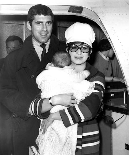 Barbra Streisand se ha casado en dos ocasiones. En la imagen, con su primer marido, Elliott Gould, con quien estuvo casada de 1963 a 1971, y con su único hijo, Jason Gould, en 1967.