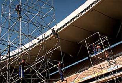 Un grupo de operarios prepara el escenario para la actuación de Alejandro Sanz en Sevilla.