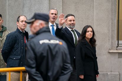 El líder de Vox, Santiago Abascal, saluda a su llegada al Tribunal Supremo para presentar una querella junto a sus diputados, este martes.