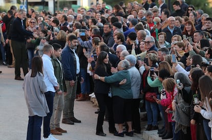 Los reyes saludan a los vecinos de Letur, Albacete, este martes. 