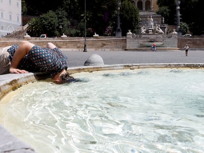 Un hombre mete la cabeza en una fuente en la Piazza del Popolo, este martes en Roma.