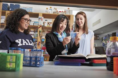 La inmunóloga Akiko Iwasaki (centro), en su laboratorio de la Universidad de Yale.