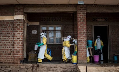 Trabajadores sanitarios en una vivienda de un posible enfermo de ébola.