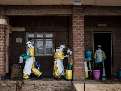 Trabajadores sanitarios en una vivienda de un posible enfermo de ébola.