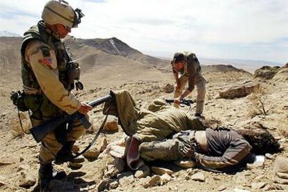 Dos soldados de EE UU cubren el cadáver de un combatiente talibán en marzo de 2002 en el este de Afganistán.