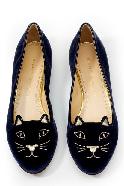 Las bailarinas con cabeza de gato de Charlotte Olympia se han convertido en un it-shoe (465 euros).