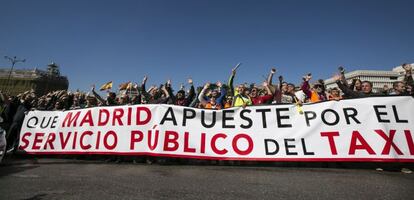 Algunos de los taxistas que se han manifestado hoy en Madrid durante dos horas bajo el lema 'Que Madrid apueste por el servicio público de taxi'