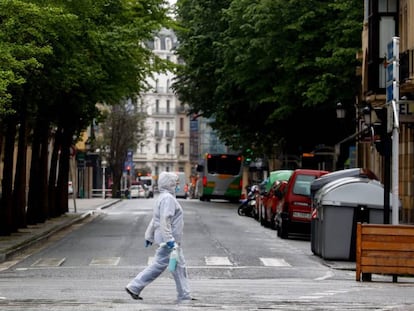 Una persona camina por San Sebastián.