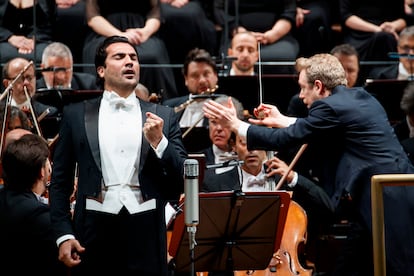 El tenor Jonathan Tetelman y el director Daniel Harding durante el tercer acto de ‘Tosca’, el pasado 21 de octubre en Roma.