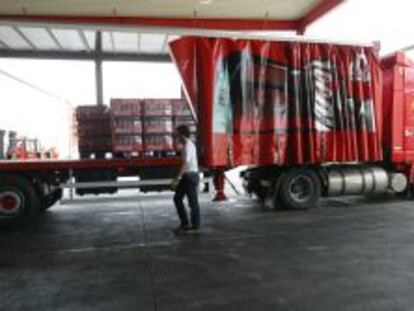 Un cami&oacute;n de reparto carga cajas de Coca Cola en la f&aacute;brica de Fuenlabrada.