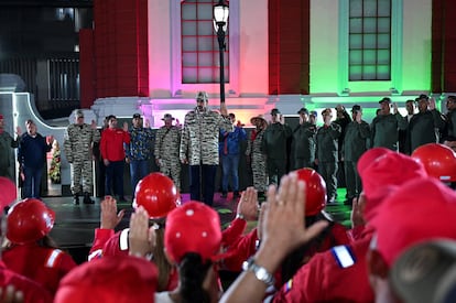 Nicolás Maduro presta juramento a miembros de la Milicia Bolivariana, en Caracas, Venezuela, este martes.