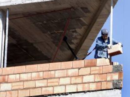Un obrero trabaja en la construcción de una vivienda. EFE/Archivo
