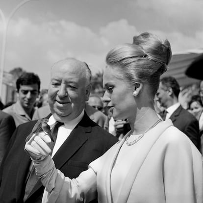 Alfred Hitchcock y Tippi Hedren, durante la presentación de la película 'Los pájaros', en el festival de cine de Cannes.