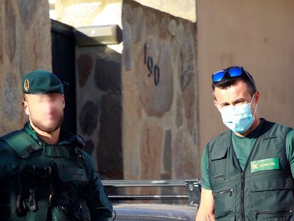 GRAFAND9916. ALGECIRAS (CÁDIZ), 01/07/2020.- Agentes de la Guardia Civil con el perro especializado en buscar droga durante el registro realizado hoy miércoles en la urbanización de Punta Carnero en Algeciras (Cádiz) que forma parte de una macrooperación contra el narcotráfico centrada en la comarca gaditana del Campo de Gibraltar, que se extiende a otros puntos de Málaga y Huelva, dirigida a la desarticulación de una organización vinculada al clan de los Pantojas y en la que se ha detenido a 35 personas. EFE/A.Carrasco Ragel.