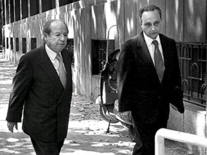 Josep Lluís Núñez, a la izquierda, junto a su abogado, cuando declaró en el juzgado en junio de este año.