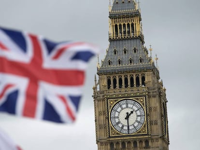 Una bandera brit&aacute;nica ondea junto al Big Ben de Londres, Reino Unido. 