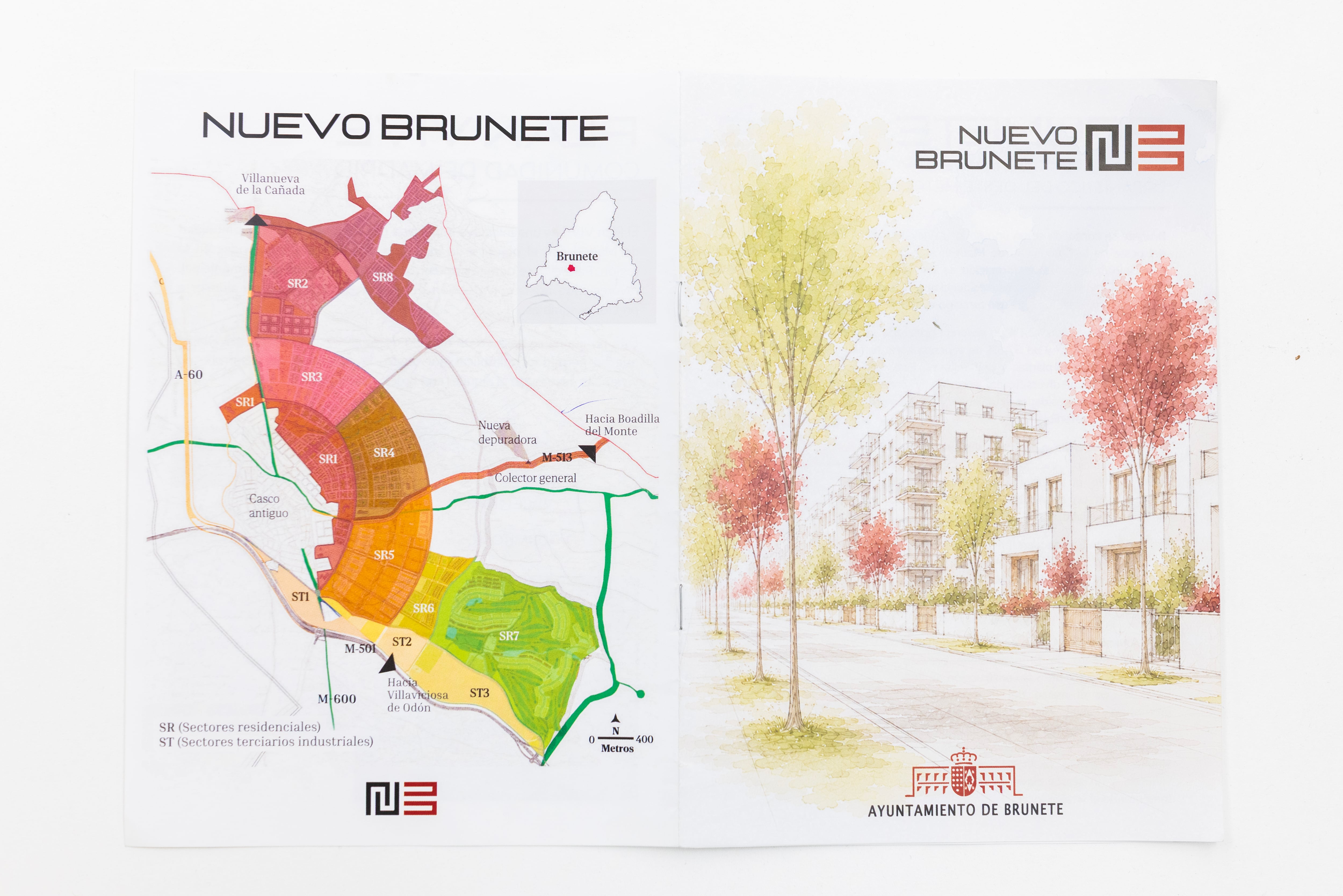 Un folleto muestra el mapa de Nuevo Brunete, con los ocho sectores donde se construirá, en la parte oeste del término municipal, la más cercana a Madrid capital.