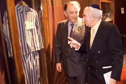 Uniforme de prisionero en el que será en Argentina el primer museo del Holocausto en Suramérica.