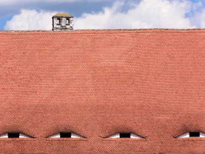 Tejado con ventanas en uno de los edificios que rodean la plaza Grande de Sibiu, ciudad medieval en la región de Transilvania, en el centro de Rumania. 