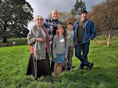 Emilia, sus hijos Duncan y Benjamin (con gorro), y sus nietos Milo y Ella aumentaron su nómina de 'parientes' cuando compraron el Dartmoor Zoo, en Inglaterra.