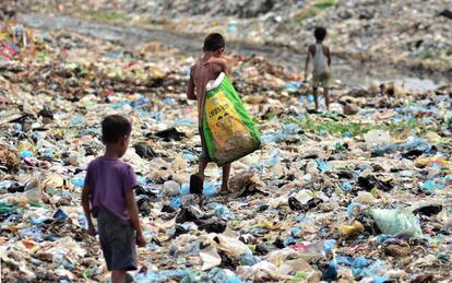 Niños en busca de artículos reciclables en un basurero en Dimapur, en el estado de Nagaland.