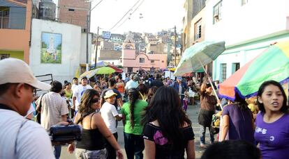 En día de mercado la población llena la subida al Cerro de San Cristóbal, en el Rímac, uno de los distritos de Lima más azotados por la tuberculosis.