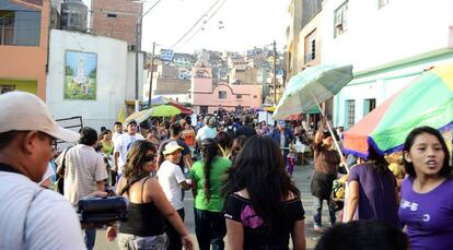 En d&iacute;a de mercado la poblaci&oacute;n llena la subida al Cerro de San Crist&oacute;bal, en el R&iacute;mac, uno de los distritos de Lima m&aacute;s azotados por la tuberculosis.  