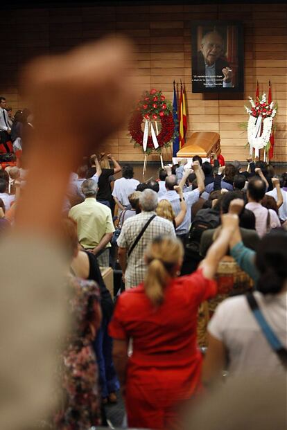 Durante la ceremonia de homenaje se han repetido varios momentos emotivos para despedir al dirigente del PCE Santiago Carrillo.