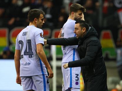 Xavi da órdenes a Eric García al tiempo que Piqué se retira lesionado en el duelo ante el Eintracht.