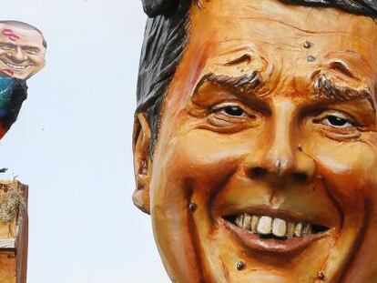 Renzi y Berlusconi, en sendas figuras del carnaval de Viareggio.