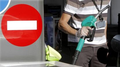 Un conductor reposta en una gasolinera de Madrid.