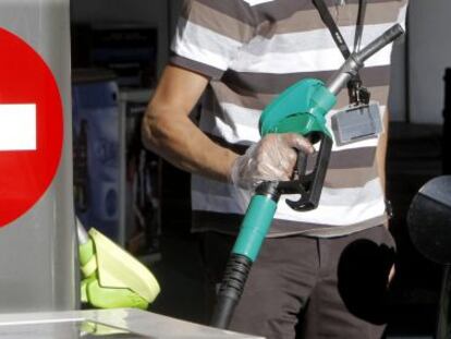 Un conductor reposta en una gasolinera de Madrid.