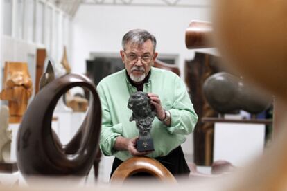 El escultor José Luis Fernández, en la planta superior de su taller de Torrejón donde almacena muchas de sus creaciones.