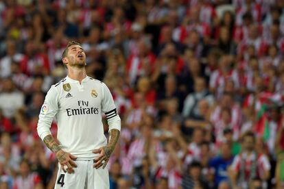 Sergio Ramos se lamenta tras una jugada fallida.