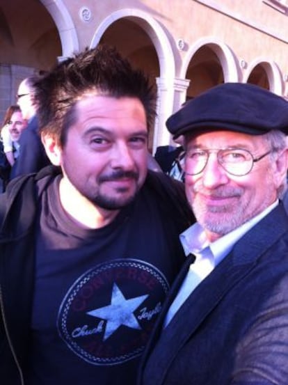El cineasta Julián Lara haciéndose un 'selfie' junto a Steven Spielberg.