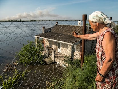 Una vecina miraba este miércoles en Jersón la zona inundada.