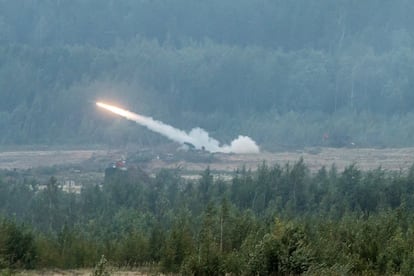 Un cohete es lanzado desde una zona de maniobras en Asipovichy (Bielorrusia) durante las pruebas militares, el 18 de septiembre.