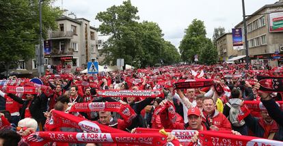 La primera final continental que inauguró esta racha excelente para los sevillistas, llegó en la temporada 2005/06, con Juande Ramos en el banquillo, tras vencer en la final de la Copa de la UEFA al Middlesbrough inglés por 4-0 en el Philipp Stadium de Rotterdam (Holanda). En la imagen, miles de sevillistas apoyando a su equipo en las calles de Varsovia.