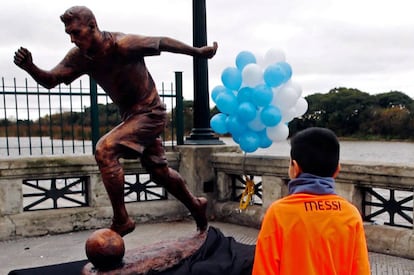 Estatua de Messi el día de su inauguración.