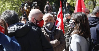 Los secretarios generales de UGT y CCOO, Pepe Álvarez (centro) y Unai Sordo (izquierda), frente al Ministerio de Economía el pasado 12 de abril.