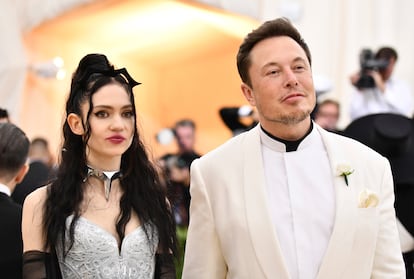 Grimes junto a Elon Musk en la Gala del Met el 7 de mayo de 2018.