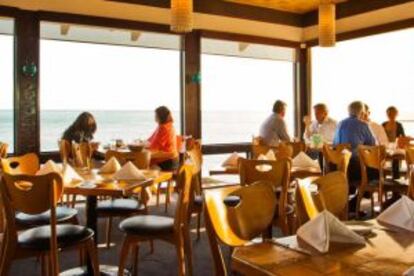 Comedor con vistas al Pacífico en el restaurante Moonshadows de Malibú (Los Ángeles).