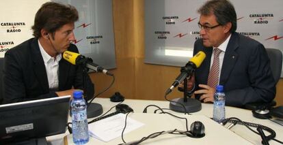 Artur Mas, con el periodista Manuel Fuentes, en un momento de la entrevista en Catalunya Ràdio.