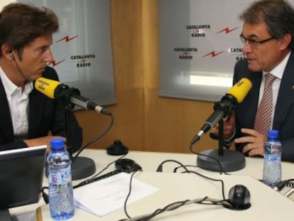 Artur Mas, con el periodista Manuel Fuentes, en un momento de la entrevista en Catalunya Ràdio.