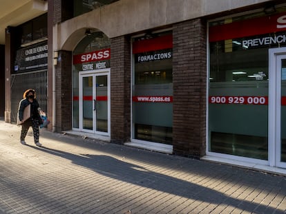 Una persona pasa frente a una de las sedes del laboratorio inspeccionado por el departamento de Salud y los agentes de la Guardia Urbana en Barcelona.