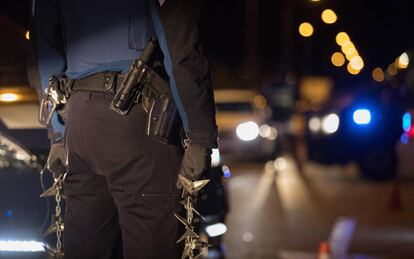 Un agente con cadenas para evitar que los competidores en las carreras ilegales escapen.