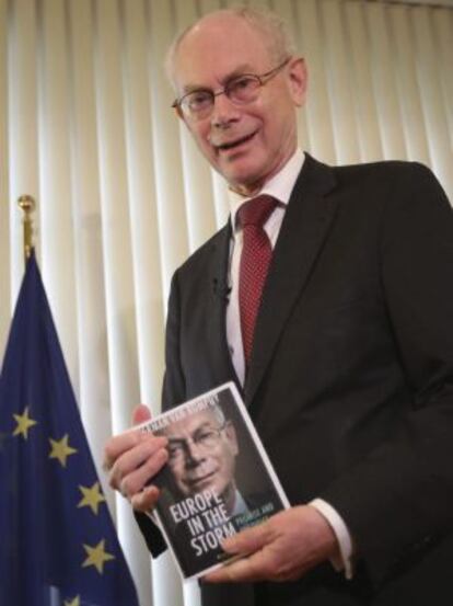 Herman van Rompuy en Bruselas con su libro.