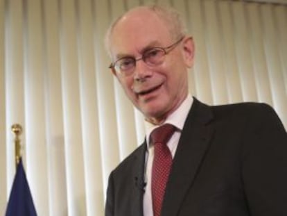 Herman van Rompuy en Bruselas con su libro.